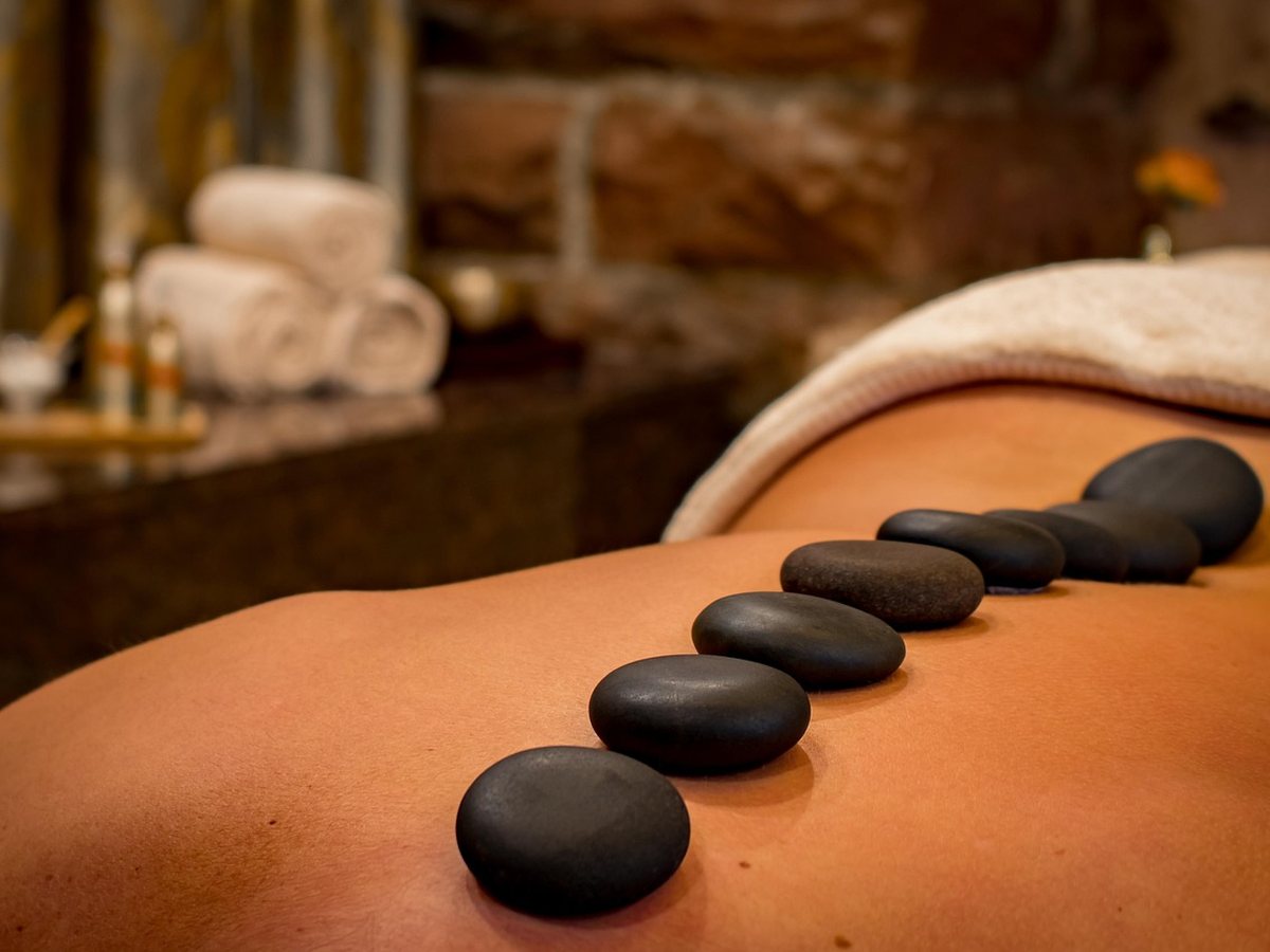 Pierres chaudes préparées pour un massage